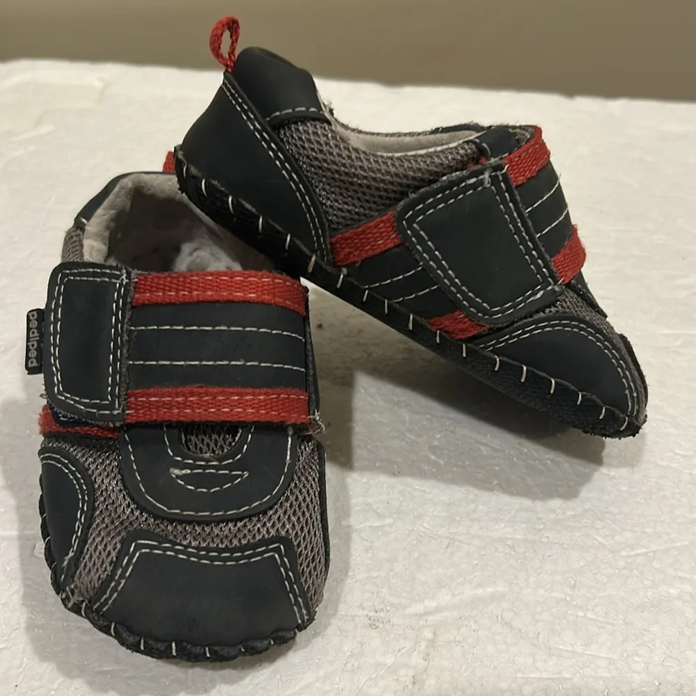 Pediped kids mesh/leather wide loop closure size 5.5-6 (18-24M) black red